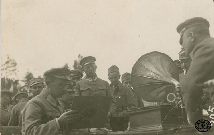 Oficerowie i żołnierze II Brygady Legionów Polskich słuchają muzyki z gramofonu. Pozycje nad Styrem, Wołyń. Wiosna 1916 r. Źródło: CAW