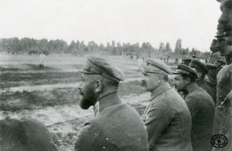 Mecz piłki nożnej pod Optową. Od lewej: Edward Rydz ps. „Śmigły”, Józef Piłsudski. 28.05.1916 r. Źródło: CAW