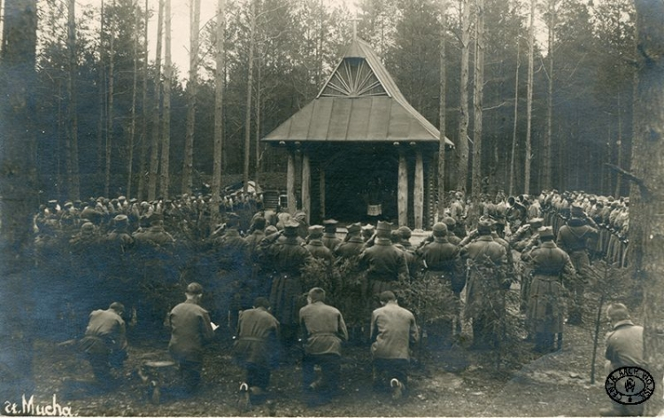 Oficerowie i żołnierze 4. Pułku Piechoty Legionów uczestniczą we mszy polowej przy kaplicy wybudowanej w Rojowym Osiedlu. Pozycje nad Styrem, Wołyń. Wiosna 1916 r. Źródło: CAW