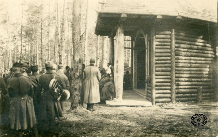 Oficerowie i żołnierze 4 Pułku Piechoty Legionów uczestniczą w mszy polowej przy kaplicy wybudowanej w Rojowym Osiedlu, Wołyń. Wiosna 1916 r. Źródło: CAW