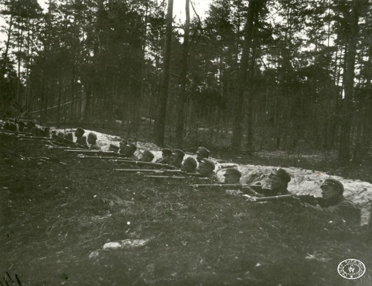 Żołnierze legionowi w okopie. Pozycje nad Styrem, Wołyń. Czerwiec 1916 r. Źródło: CAW