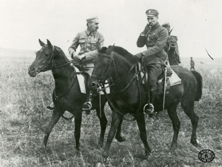 Na froncie wołyńskim. Od lewej na koniach: Komendant Józef Piłsudski, Bogusław Miedziński. Lipiec 1916 r. Źródło: CAW