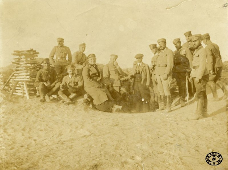 Komendant Józef Piłsudski, biskup Władysław Bandurski, książę Zdzisław Lubomirski (widoczni w centrum) w 4 Pułku Piechoty Legionów Polskich. Maj 1916 r. Źródło: CAW