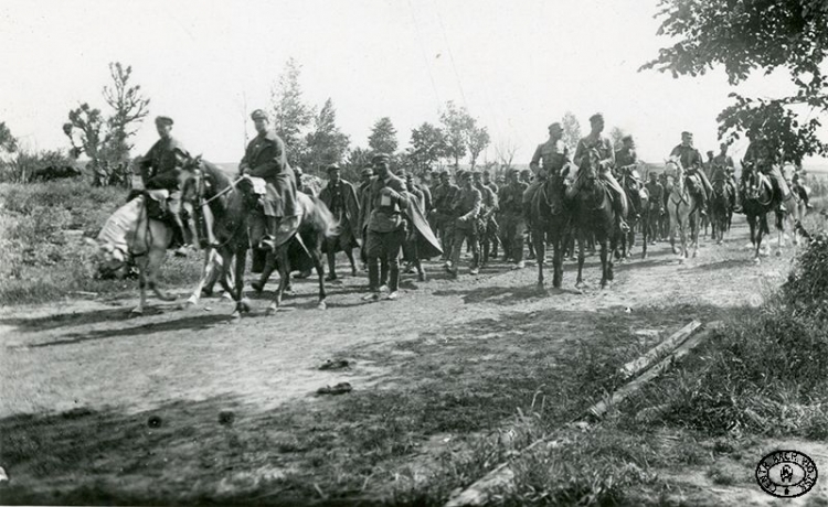 Komendant Józef Piłsudski w otoczeniu oficerów 5 Pułku Piechoty Legionów w Lasku Polskim na Wołyniu. Lipiec 1916 r. Źródło: CAW
