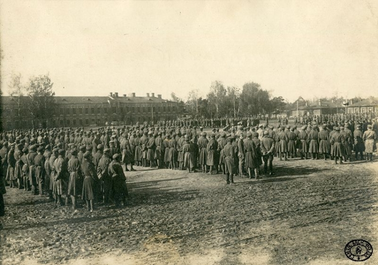 Legioniści zgromadzeni na placu ćwiczeń w obozie legionowym protestują przeciwko dymisjonowaniu Komendanta Józefa Piłsudskiego. Baranowicze. Październik 1916 r. Źródło: CAW