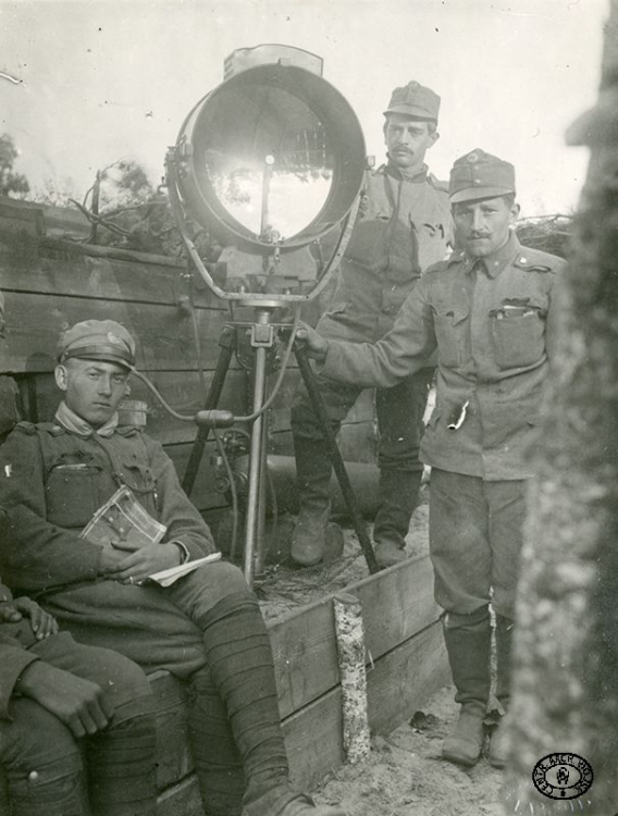 Reflektor na pozycji I Brygady Legionów Polskich nad Stochodem, Wołyń. 10.08.1916 r. Źródło: CAW