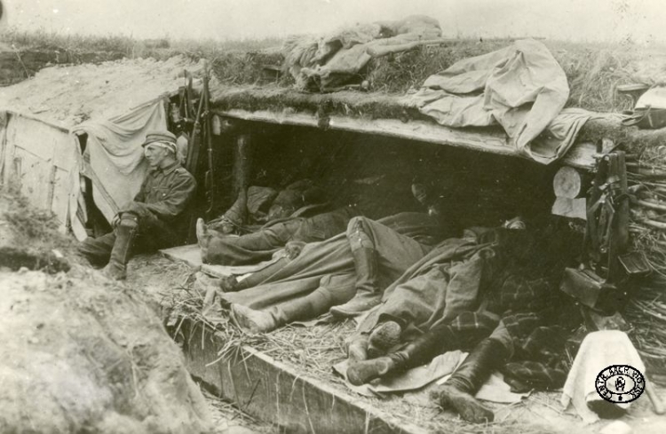 Żołnierze 4 Pułku Piechoty Legionów Polskich śpią w okopie. Pozycje pod Sitowiczami, Wołyń. Jesień 1916 r. Źródło: CAW