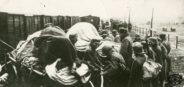 Żołnierze 3. i 4. Pułku Piechoty Legionów Polskich wsiadają do wagonów towarowych na stacji Hrywiatki przed wyjazdem do Baranowicz. 7.10.1916 r. Źródło: CAW
