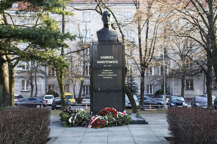 Pomnik Gabriela Narutowicza na placu jego imienia w Warszawie. Źródło: Wikimedia Commons
