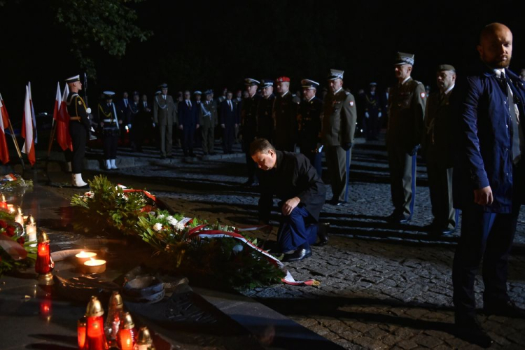 Minister obrony narodowej Mariusz Błaszczak (C) złożył kwiaty przy grobach żołnierzy na cmentarzu obrońców Westerplatte w 79. rocznicę wybuchu II wojny światowej. Fot. PAP/M. Gadomski