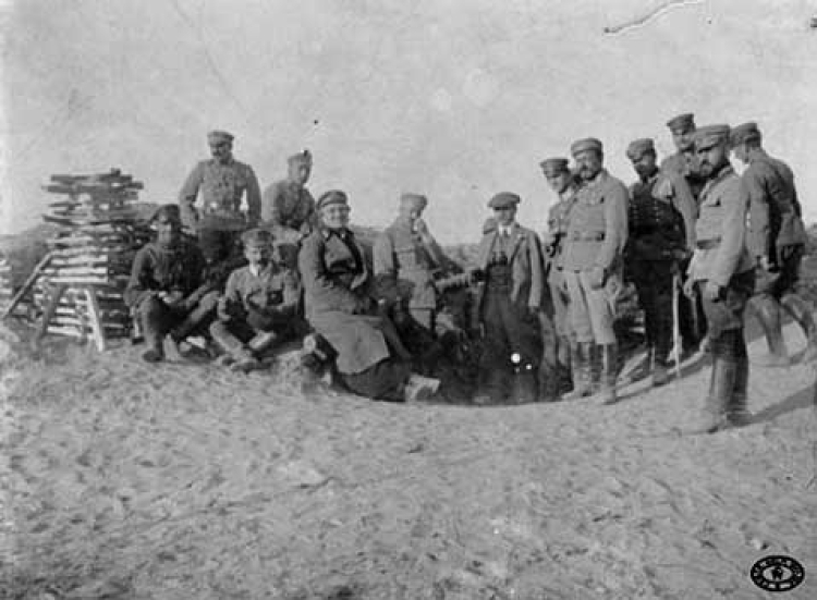 Komendant Józef Piłsudski, biskup Władysław Bandurski, książę Zdzisław Lubomirski (widoczni w centrum) w 4 Pułku Piechoty Legionów Polskich. Maj, 1916 r.