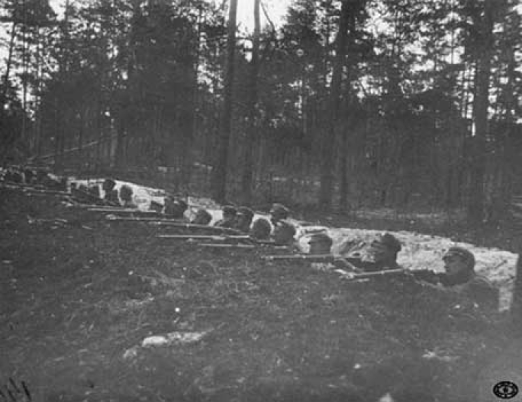 Żołnierze legionowi w okopie. Pozycje nad Styrem, Wołyń. Czerwiec, 1916 r.