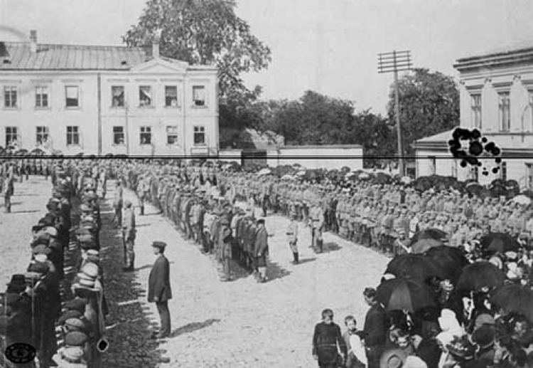 Msza polowa z udziałem oddziałów legionowych przed katedrą na placu Panny Marii w Kielcach. 30.08.1914 r.