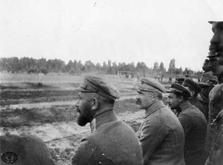 Mecz piłki nożnej pod Optową. Od lewej siedzą: Edward Śmigły-Rydz, Józef Piłsudski – 28 maja 1916 r.