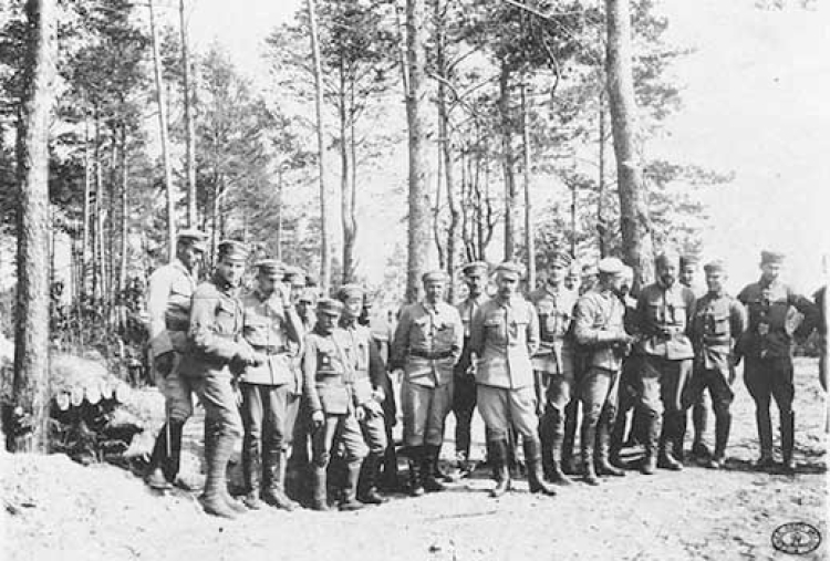 Komendant Józef Piłsudski w otoczeniu oficerów 5 Pułku Piechoty Legionów w Lasku Polskim na Wołyniu. Lipiec, 1916 r.