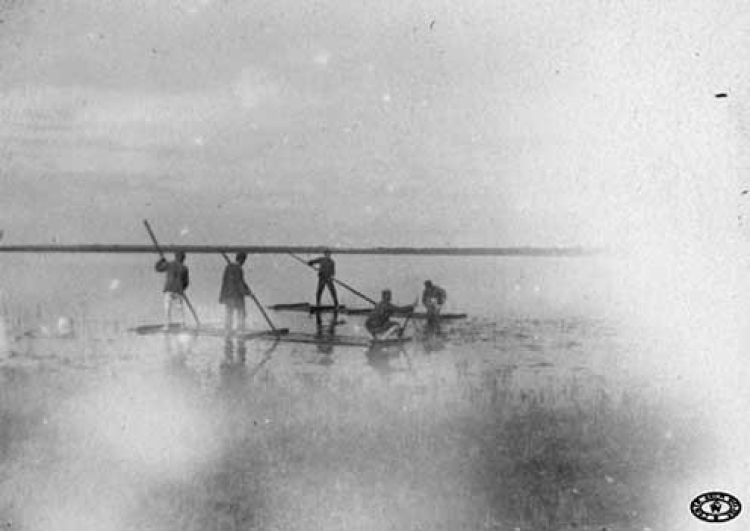Legioniści płyną na tratwach. Pozycje nad Styrem, Wołyń. Wiosna, 1916 r. Fot. CAW