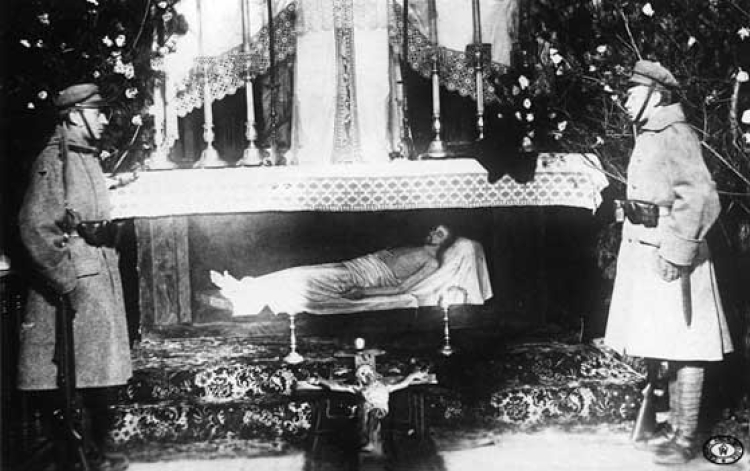 Warta legionowa przy „Grobie Chrystusa” – Optowa, kwiecień 1916 r. Fot. CAW