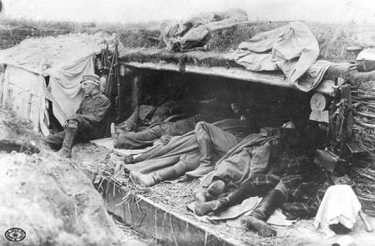 Żołnierze 4 Pułku Piechoty Legionów Polskich śpią w okopie. Pozycje pod Sitowiczami, Wołyń. Jesień, 1916 r. Fot. CAW/MHF