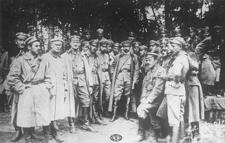 Płk Józef Haller (w centrum) wśród oficerów II Brygady Legionów Polskich. Czwarty z lewej kpt. Zygmunt Dzwonkowski. Wołyń. Lato, 1916 r.  Fot. CAW