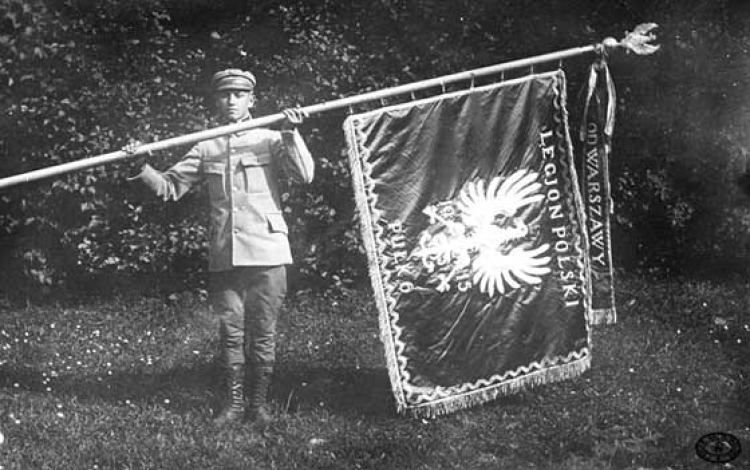 Sztandar 6 Pułku Piechoty Legionów Polskich ofiarowany przez mieszkańców Warszawy.  Fot. CAW