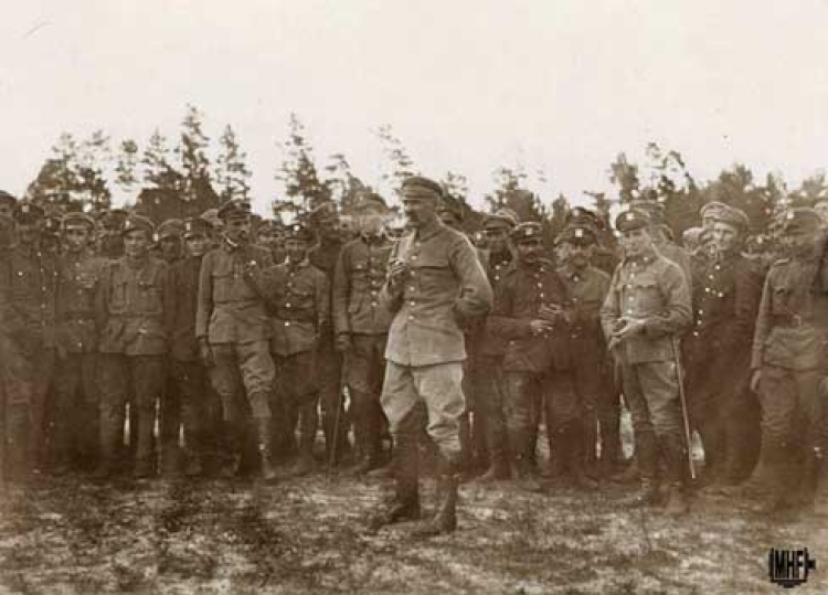 Brygadier Józef Piłsudski przed frontem oddziału Legionów Polskich podczas kampanii na Wołyniu, Ukraina – Wołyń, połowa 1916. Fot. MHF