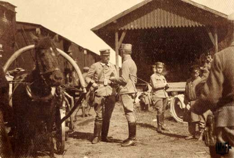 Legioniści na stacji kolejowej na Wołyniu, Ukraina – Wołyń, 1916. Fot. MHF