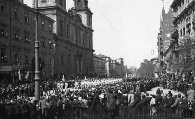 Pochód w rocznicę Konstytucji 3 maja na ulicach Warszawy – 1916 r. Fot. CAW