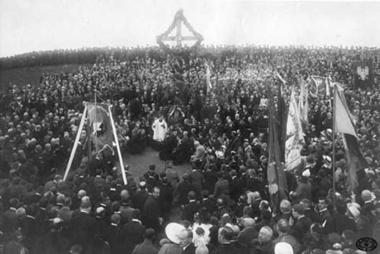 Poświęcenie krzyża w miejscu stracenia Rządu Narodowego – Warszawa 1916 r. Fot. CAW
