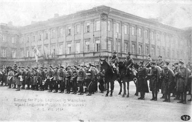 Wkroczenie oddziałów legionowych do Warszawy. Legioniści podczas nabożeństwa na Placu Saskim. 1.12.1916 r.