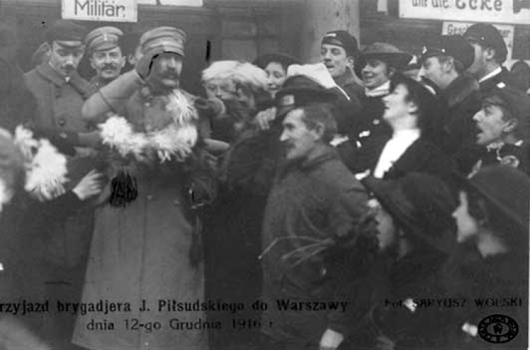 Przyjazd Komendanta Józefa Piłsudskiego do Warszawy. Od lewej: Wacław Jędrzejewicz, Janusz Głuchowski, Komendant – 12 grudnia 1916 r.