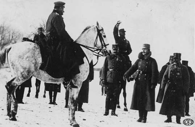 Cesarz Karol I zwiedza front na odcinku Polskiego Korpusu Posiłkowego. Stoją od prawej: N.N., cesarz Karol I, płk Józef Haller (na białym koniu). Bukowina. 10.12.1917 r.