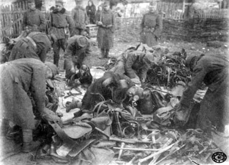 Sprzęt kawaleryjski oraz szable zrzucone przez kawalerzystów na wiadomość o aresztowaniu legionistów z Polskiego Korpusu Posiłkowego pod Rarańczą. 1918 r.
