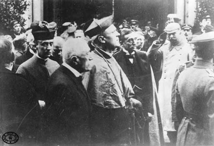 Członkowie Rady Regencyjnej po wyjściu z Katedry udają się na Zamek Królewski w Warszawie. Na pierwszym planie z lewej: Zdzisław Lubomirski, abp Aleksander Kakowski, Józef Ostrowski –17 października 1917 r.