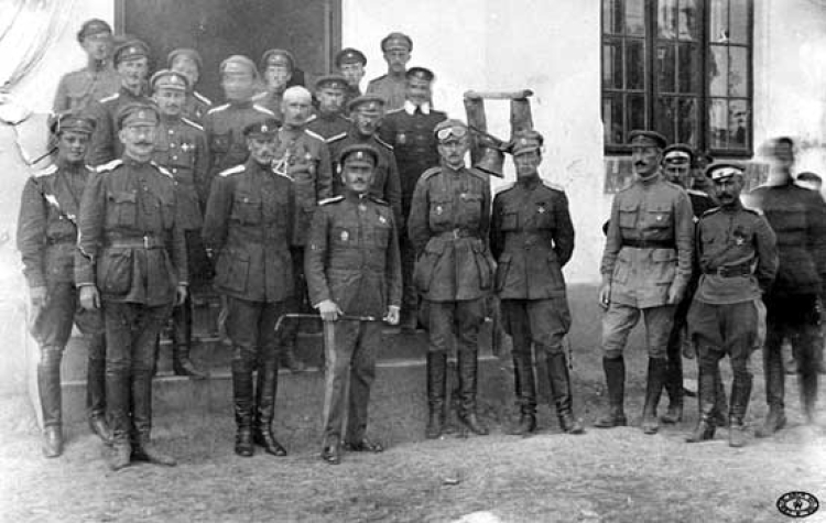 Sztab 1 Pułku Ułanów Krechowieckich. W pierwszym rzędzie (trzeci z lewej) stoi płk Bolesław Mościcki – 1917 r. Źródło: CAW