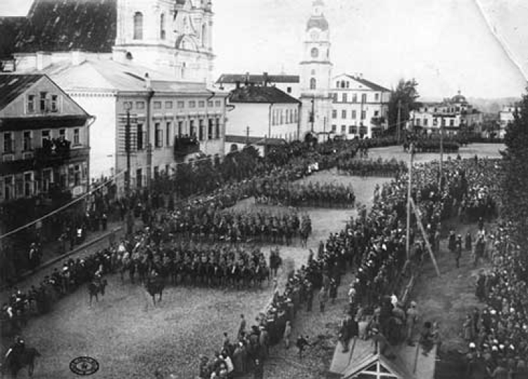Obchody „Święta Kościuszkowskiego” w Mińsku Litewskim. Odczytywanie odezwy Naczpolu do Wojska - 15 października 1917 r. Źródło: CAW