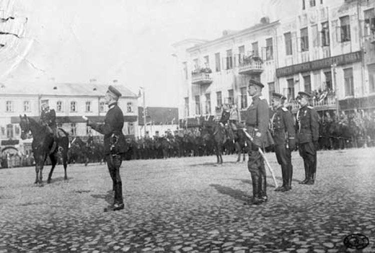 Defilada 1 Pułku Ułanów Krechowieckich podczas uroczystości Kościuszkowskich w Mińsku Litewskim – 15 października 1917 r. Źródło: CAW