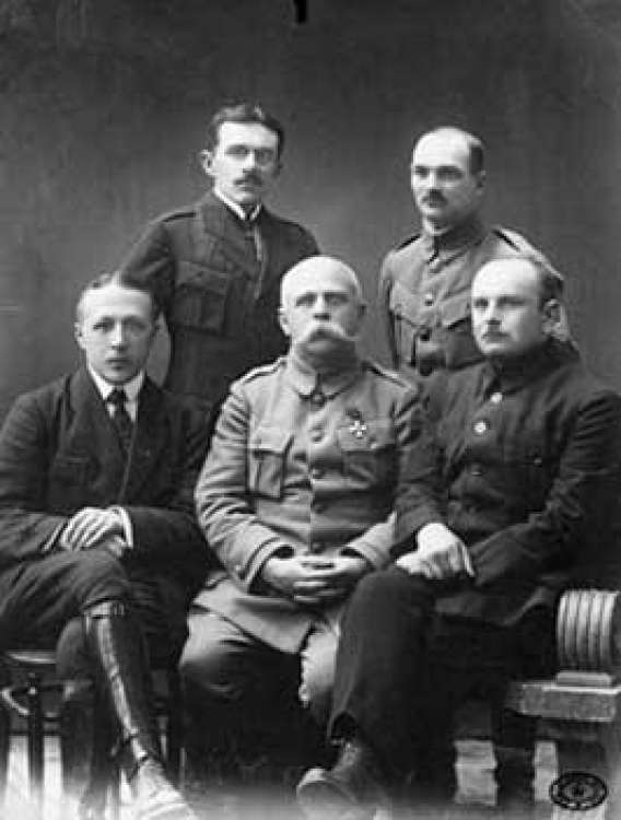 Członkowie Polskiego Komitetu Wojennego na Syberii. W środku siedzi gen. Tadeusz Żukowski – 1917 r. Źródło: CAW