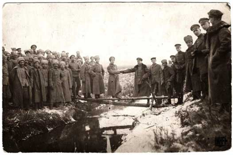 Pierwszy krok do pokoju...&#39;, bratanie się żołnierzy niemieckich i rosyjskich na froncie wschodnim, na Ukrainie, Ukraina – Podole, 19 XI 1917. Źródło: CAW