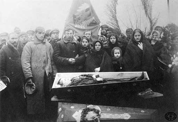 Pogrzeb ofiar manifestacji przeciwko oderwaniu Chełmszczyzny – 18 lutego 1918 r. Źródło: CAW