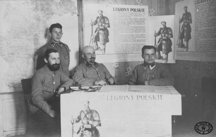 Ppor. Zygmunt Klemensiewicz ze swoimi pomocnikami w biurze werbunkowym. Piotrków. 1915 r.