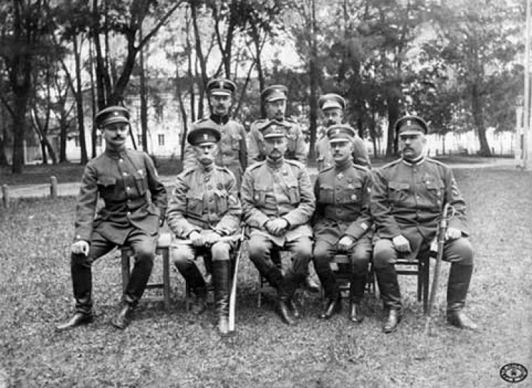 Sztab I Korpusu Polskiego z dowódcą gen. Józefem Dowbór-Muśnickim (siedzi w środku) – 1918 r. Źródło: CAW