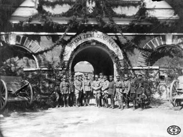 Członkowie Komitetu Organizacyjnego obchodów rocznicy Konstytucji 3 maja przed Bramą Mińską Cytadeli w Bobrujsku - 3 maja 1918 r. Źródło: CAW