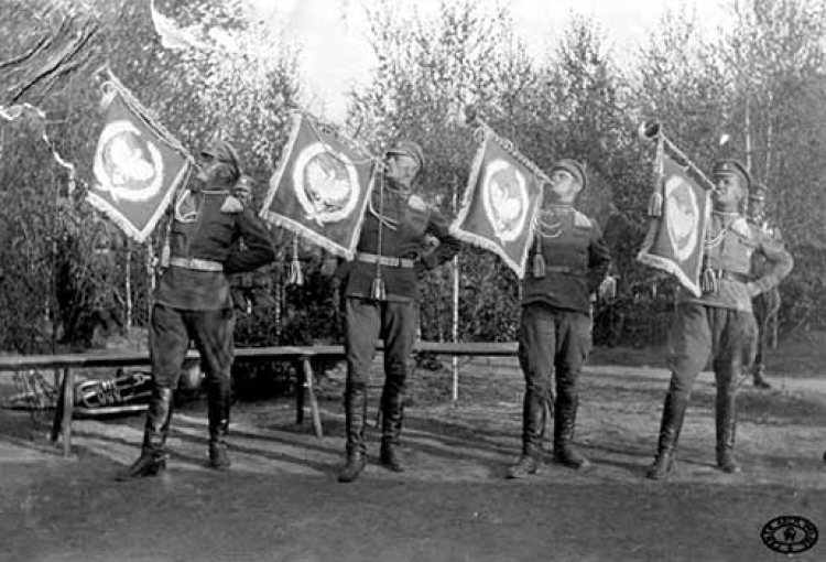 Trębacze I KP sygnalizują rozpoczęcie uroczystości obchodów rocznicy Konstytucji 3 maja – Bobrujsk, 1918 r. Źródło: CAW
