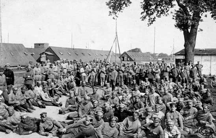 Jeńcy II Korpusu w obozie w G&uuml;strow, po bitwie pod Kaniowem. Czerwiec 1918 r. Źródło: CAW