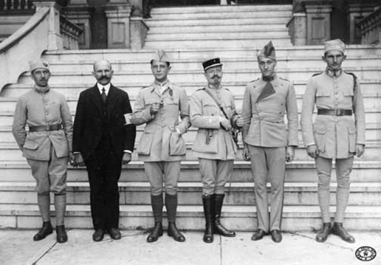 Członkowie pierwszej misji wojskowej gen. Józefa Hallera, która przybyła w celu przeprowadzenia rekrutacji ochotników w Ameryce. 1917 r. Źródło: CAW