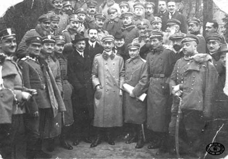 Grupa oficerów Departamentu Wojskowego Naczelnego Komitetu Narodowego z ppłk Władysławem Sikorskim w środku. Piotrków. 1916 r.