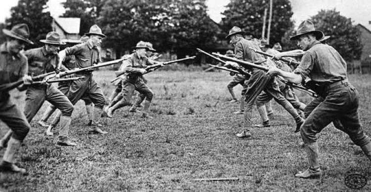 Ćwiczenia z bronią słuchaczy Szkoły Podchorążych w Cambridge Springs. 1918 r. Źródło: CAW