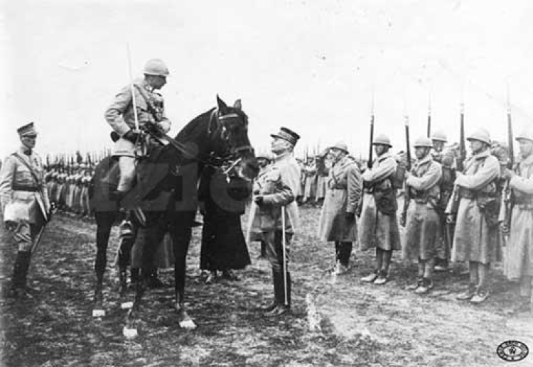 Szef wojskowej misji francusko-polskiej gen. Louis Archinard dokonuje przeglądu 1 pułku strzelców – 3 maja 1918 r.