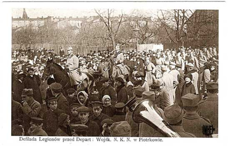 Defilada Legionów przed Departamentem Wojskowym NKN w Piotrkowie&#39;, kartka pocztowa na podstawie fotografii, Olkusz, marzec-kwiecień 1915