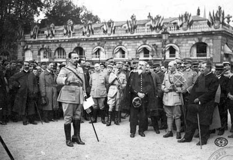 Gen. Józef Haller wśród oficerów i żołnierzy Armii Polskiej we Francji – Nancy, październik 1918 r.